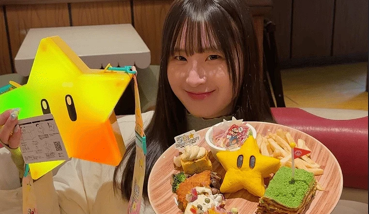 女生拿著無敵星星與餐點
